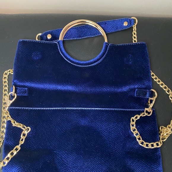 Blue velvet fabric bag with remvable gold chain! - Picture 5 of 5